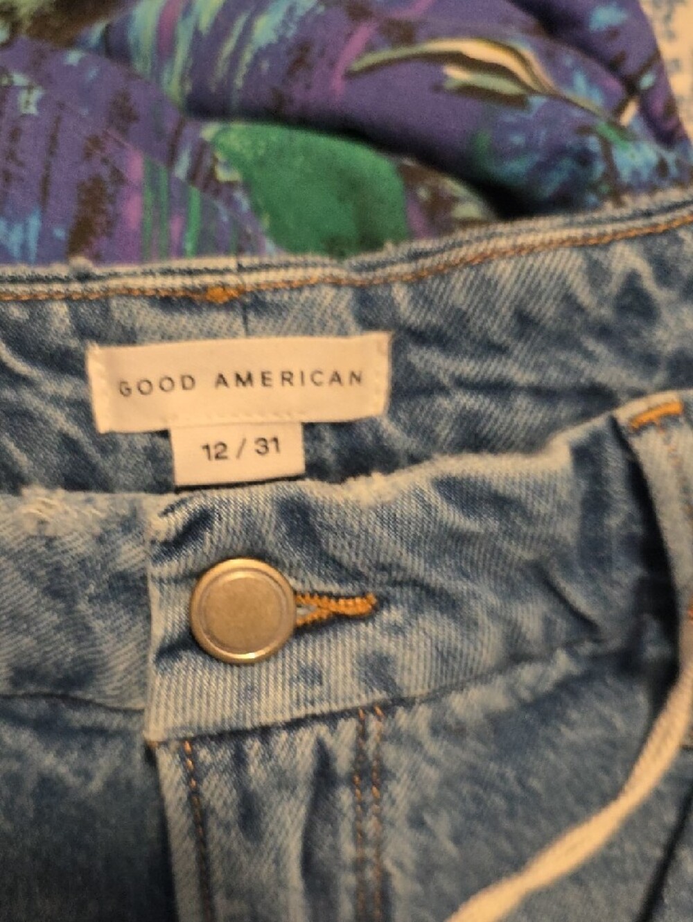 Good American Straight Jeans in Light Blue Denim - Picture 7 of 10